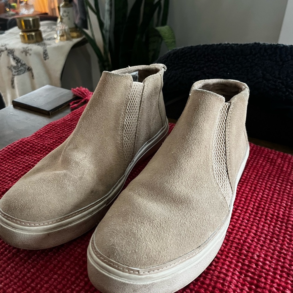 Women’s Tan Suede Slip-On Tom’s Shoes Size 9